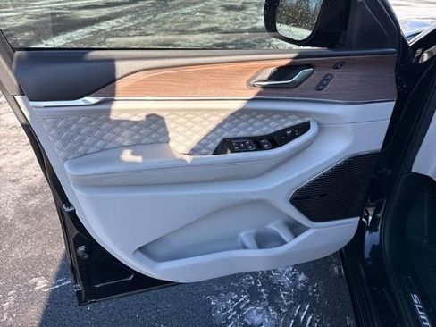 Used 2022 Jeep Grand Cherokee Summit w/ Luxury Tech Group V image 15