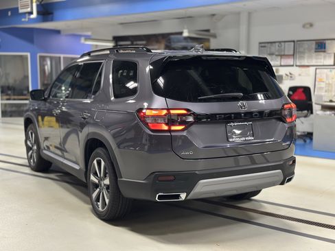 New 2025 Honda Pilot Touring image 7