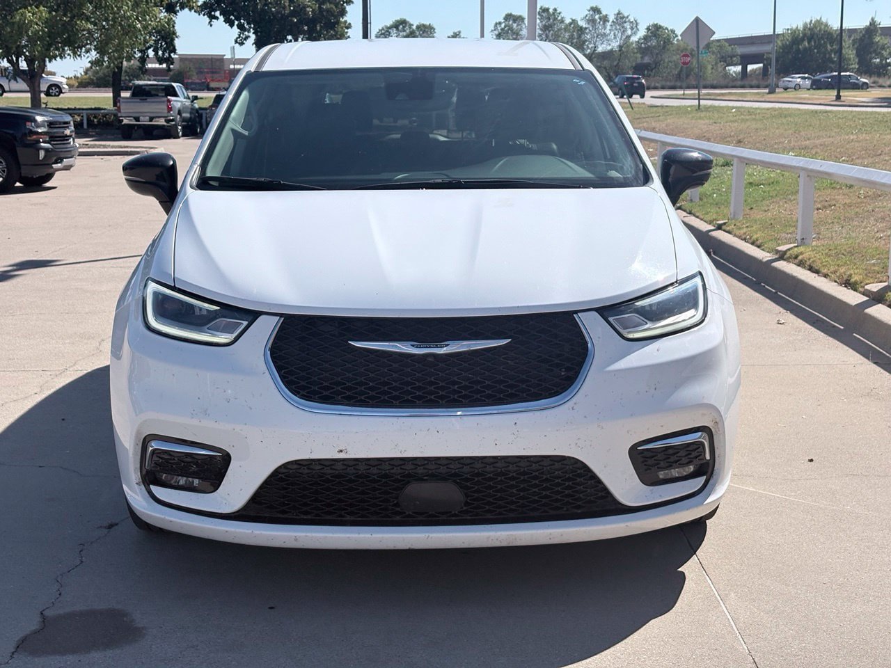 Used 2024 Chrysler Pacifica Touring-L FWD image 2