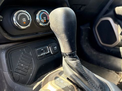 Used 2017 Jeep Renegade Latitude FWD image 22