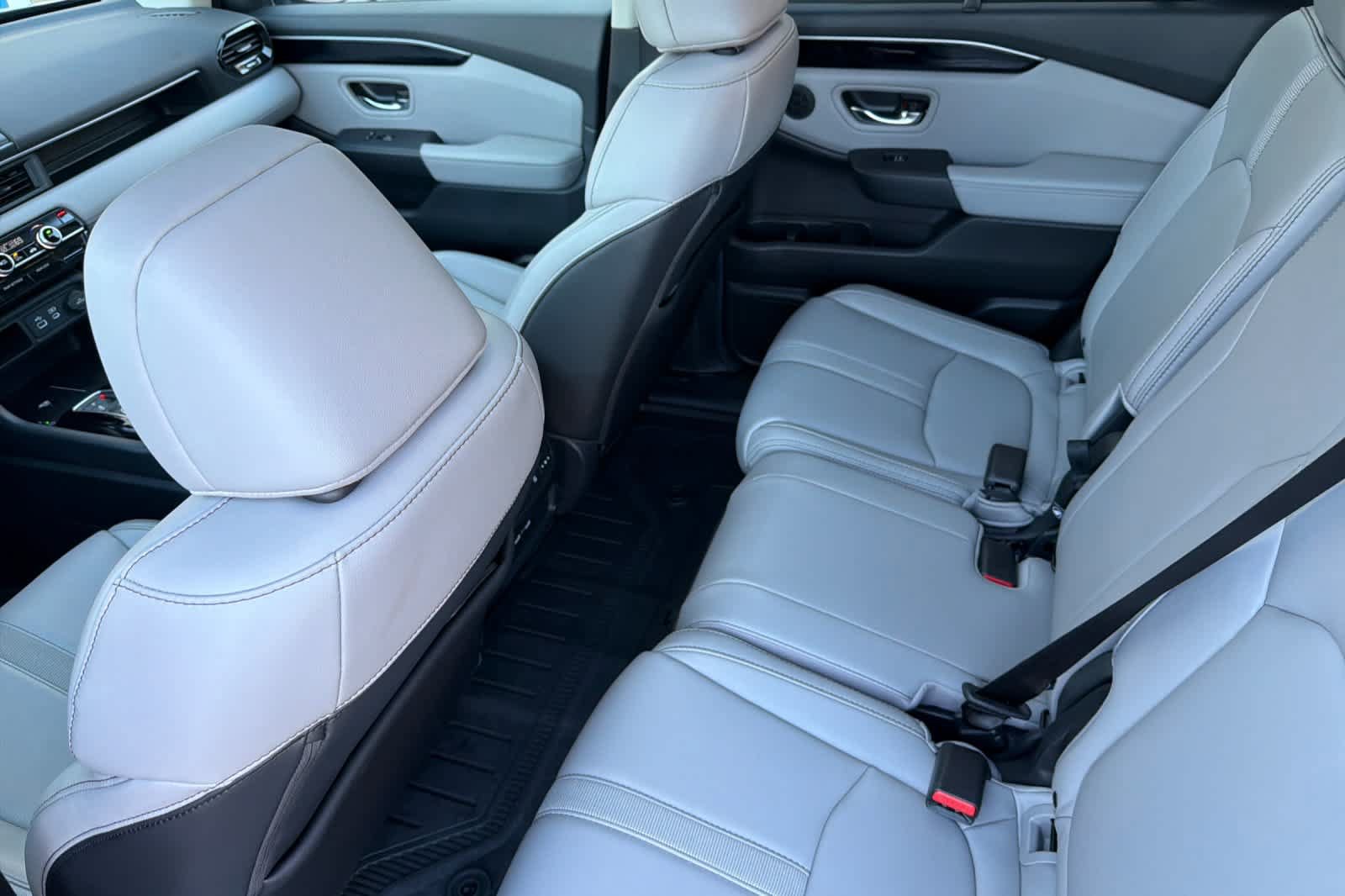 Used 2023 Honda Pilot Touring image 4