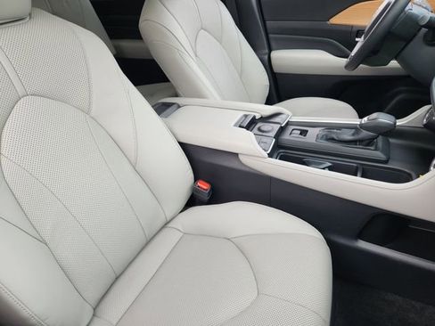 Used 2025 Toyota Grand Highlander AWD image 11