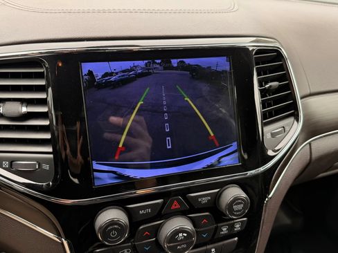 Used 2019 Jeep Grand Cherokee Overland AWD/4WD image 24