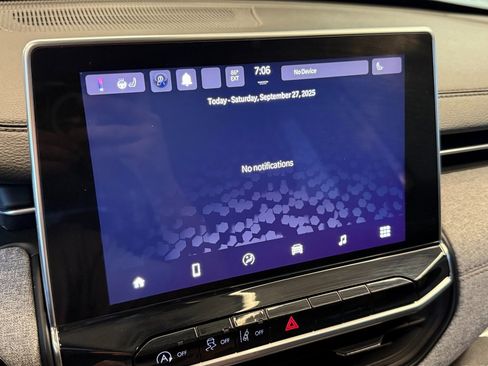 Used 2024 Jeep Compass Latitude image 12