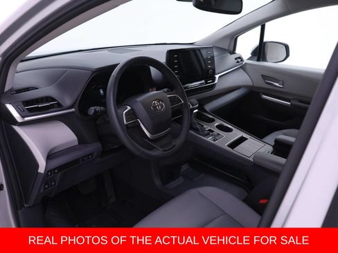 Used 2023 Toyota Sienna XLE FWD image 3