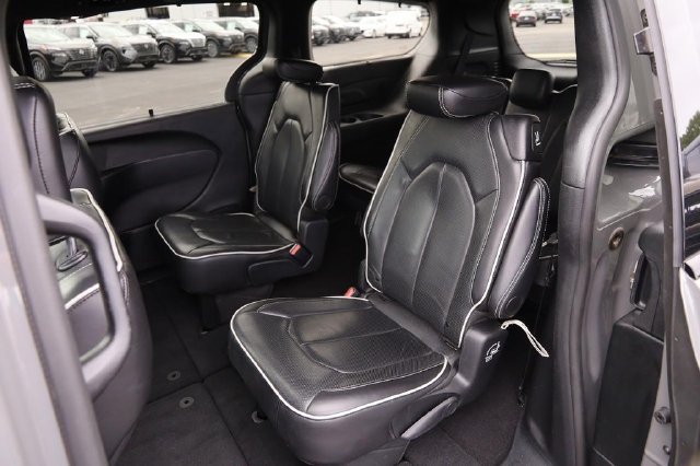 Used 2025 Chrysler Pacifica Limited FWD image 11