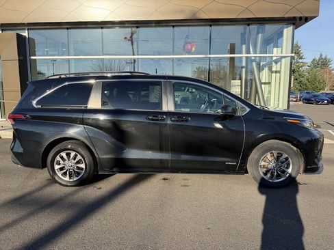 Used 2021 Toyota Sienna LE image 8
