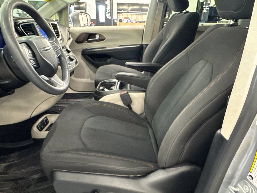 Used 2018 Chrysler Pacifica Touring Plus w/ Tire & Wheel Group FWD image 16