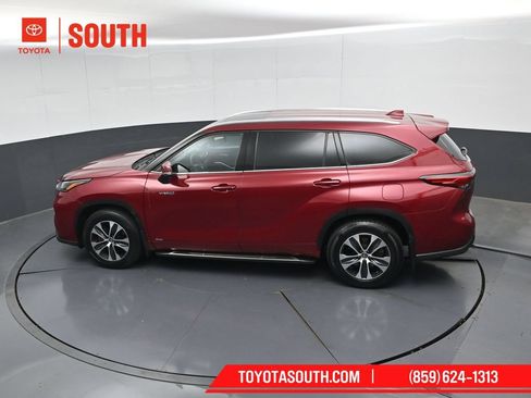 Used 2021 Toyota Highlander XLE AWD/4WD image 52