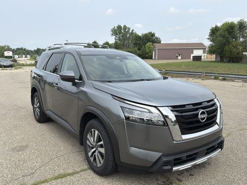 Used 2024 Nissan Pathfinder SL AWD/4WD image 1
