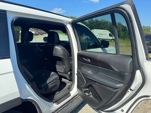 Used 2022 Jeep Grand Cherokee L Laredo AWD/4WD image 17