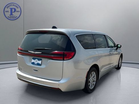 Used 2024 Chrysler Pacifica Touring-L FWD image 7