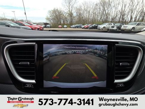 Used 2024 Chrysler Pacifica Touring-L FWD image 22