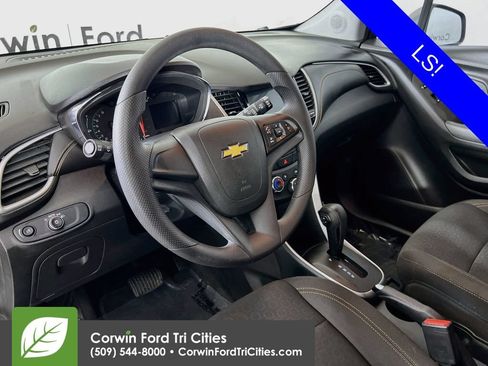 Used 2017 Chevrolet Trax LS AWD/4WD image 3