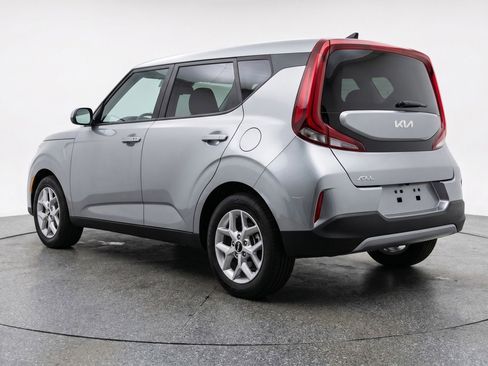 Used 2025 Kia Soul LX w/ LX Technology Package FWD image 6