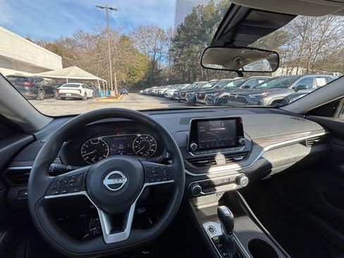 Used 2025 Nissan Altima 2.5 SV image 33