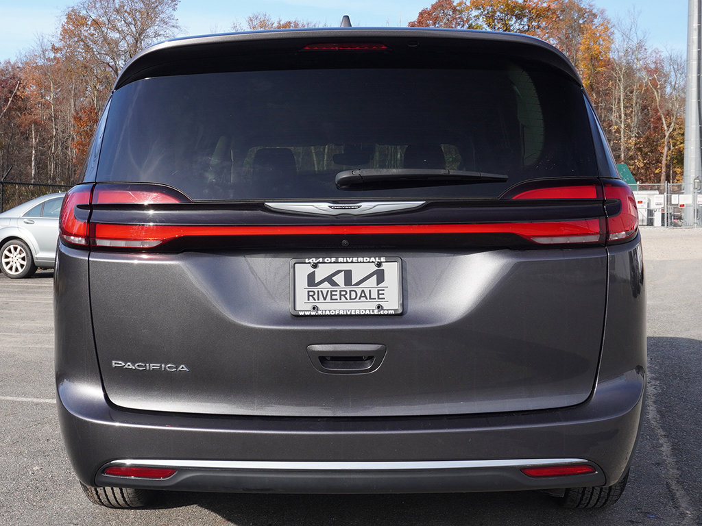 Used 2022 Chrysler Pacifica Touring-L FWD image 12