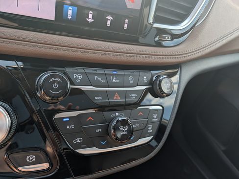 Used 2018 Chrysler Pacifica Limited w/ Tire & Wheel Group FWD image 32