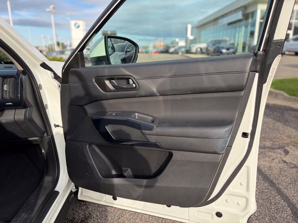 Used 2025 Nissan Pathfinder SV AWD/4WD image 17