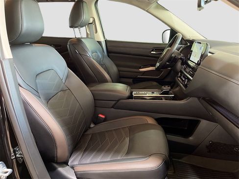 Used 2024 Nissan Pathfinder Platinum image 31