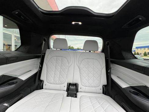 Used 2023 BMW X7 xDrive40i w/ M Sport Package AWD/4WD image 28