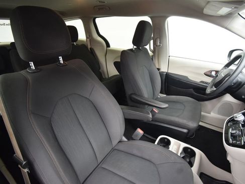 Used 2019 Chrysler Pacifica L FWD image 16