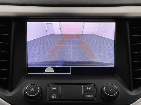 Used 2023 GMC Acadia SLE w/ Driver Convenience Package FWD image 4
