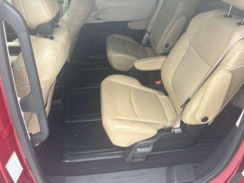 Used 2021 Toyota Sienna XLE FWD image 18