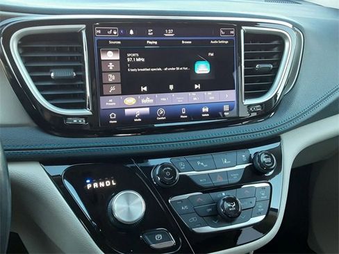 Certified 2021 Chrysler Pacifica Touring-L image 21