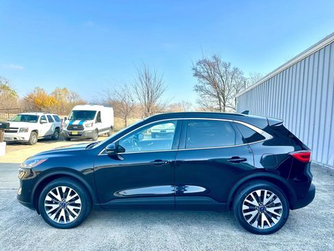 Used 2020 Ford Escape Titanium image 3