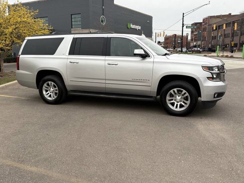 Used 2016 Chevrolet Suburban LT image 9