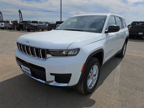 New 2025 Jeep Grand Cherokee L Laredo image 12