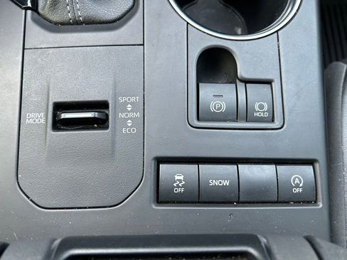 Used 2022 Toyota Highlander XLE FWD image 30