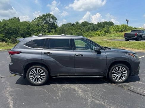 Used 2023 Toyota Highlander Platinum AWD/4WD image 2