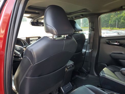 Used 2021 Toyota Highlander XSE AWD/4WD image 11
