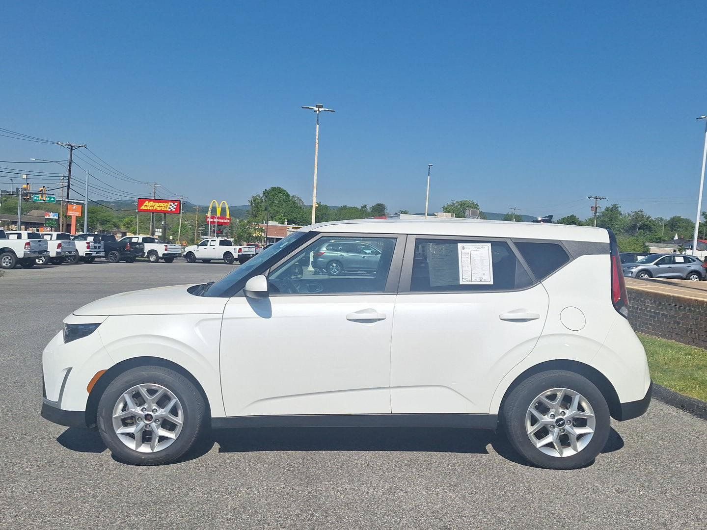 Used 2023 Kia Soul LX w/ LX Technology Package FWD image 6