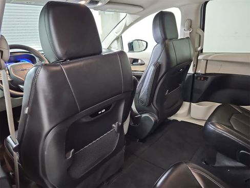Used 2024 Chrysler Pacifica Touring-L image 18
