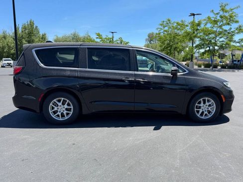 Used 2023 Chrysler Pacifica Touring-L FWD image 8