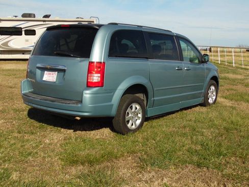Used 2008 Chrysler Town & Country Touring image 7
