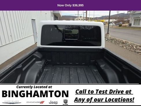 Used 2025 Jeep Gladiator Sport image 7