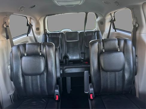 Used 2013 Chrysler Town & Country Touring FWD image 17