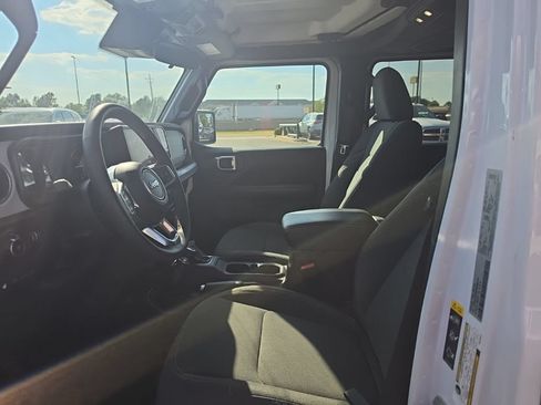 Used 2024 Jeep Wrangler Unlimited Sahara AWD/4WD image 11