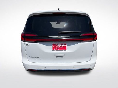 Used 2023 Chrysler Pacifica Touring-L FWD image 5