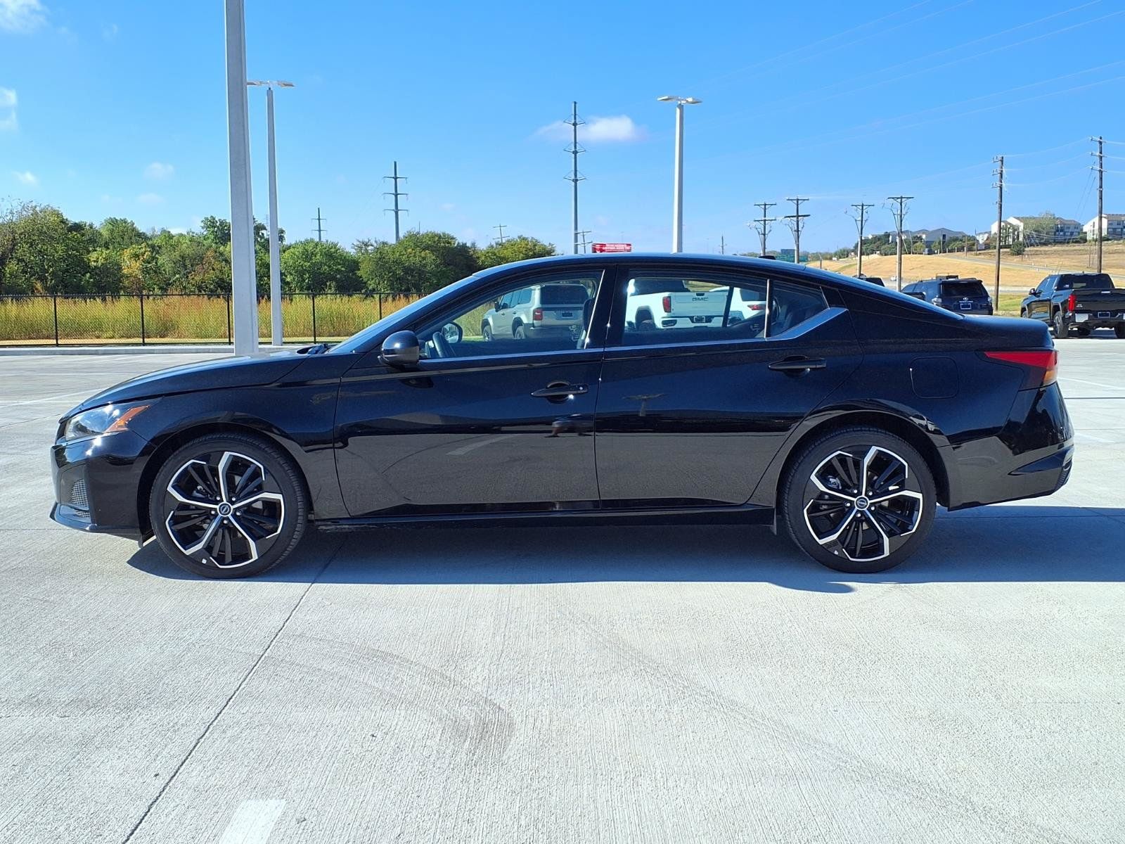 Used 2025 Nissan Altima 2.5 SR AWD/4WD image 6