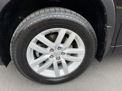 Used 2014 Toyota Highlander LE AWD/4WD image 28