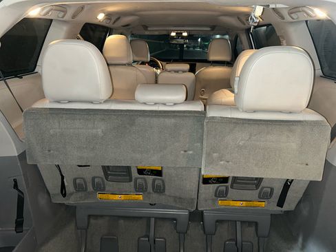 Used 2012 Toyota Sienna XLE image 12