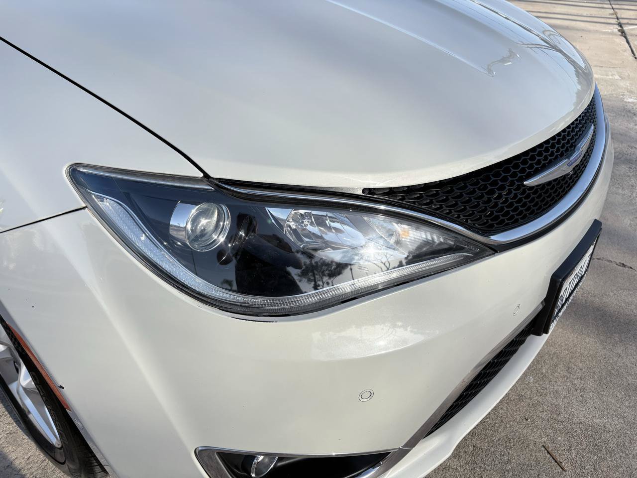 Used 2020 Chrysler Pacifica Touring w/ Tire & Wheel Group FWD image 3