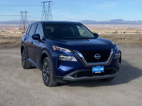 Used 2022 Nissan Rogue SV image 3