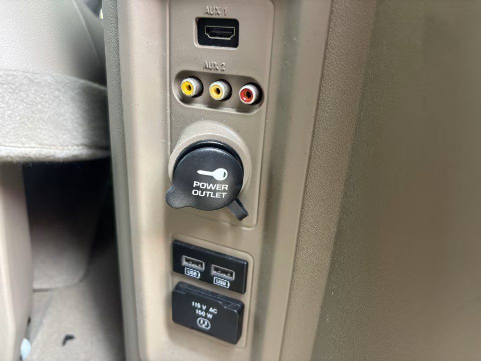 Used 2016 Chrysler Town & Country Touring FWD image 24