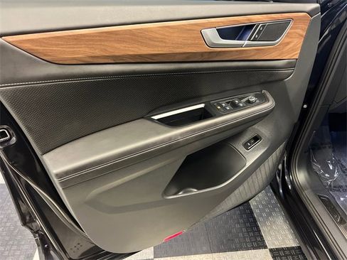 Certified 2025 Volkswagen Atlas SE image 8